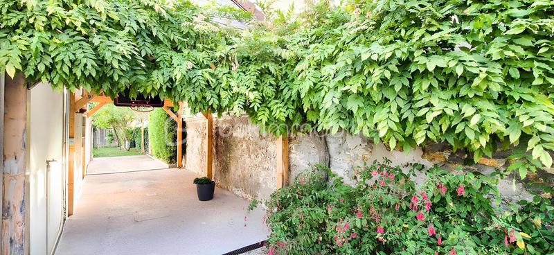 Demeure - 268 m² - 9 pièces