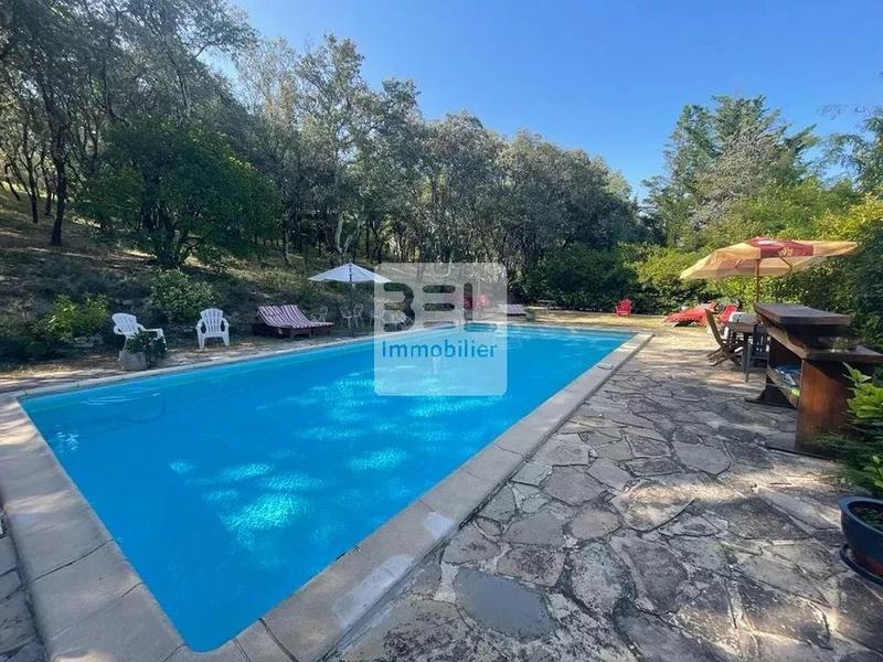 Propriété - 740 m² - 22 pièces