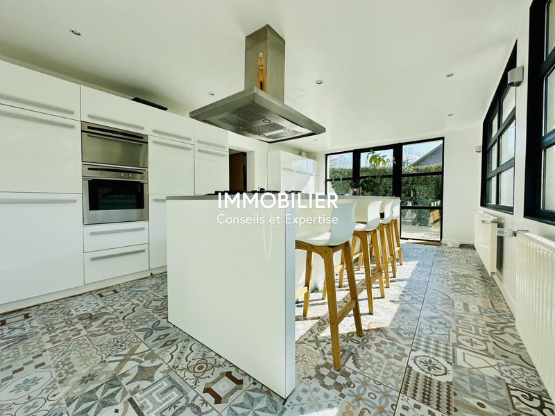 Maison - 332 m² - 11 pièces