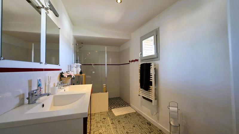 Maison - 240 m² - 8 pièces