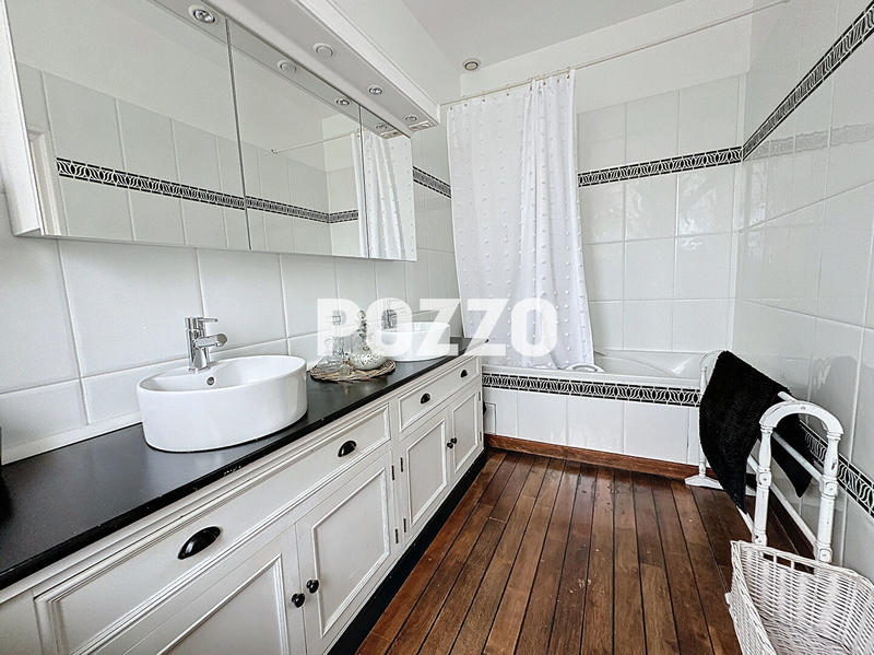 Maison - 265 m² - 9 pièces