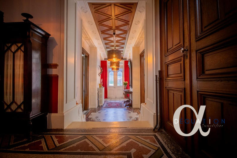 Maison - 350 m² - 10 pièces