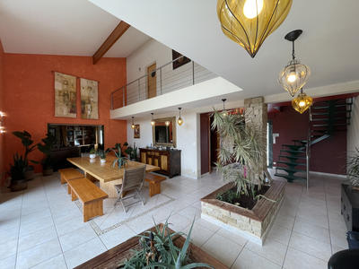 Maison - 270 m² - 6 pièces