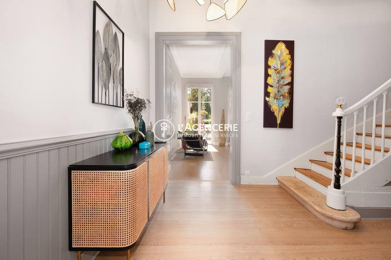 Maison - 235 m² - 9 pièces