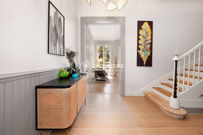 Maison - 235 m² - 9 pièces