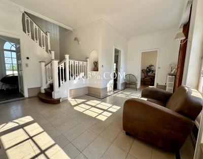 Maison - 219 m² - 9 pièces