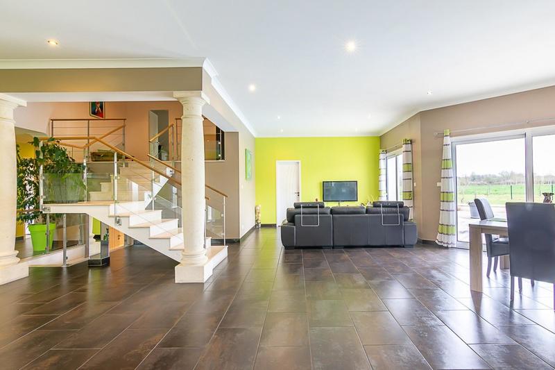 Maison - 235 m² - 7 pièces