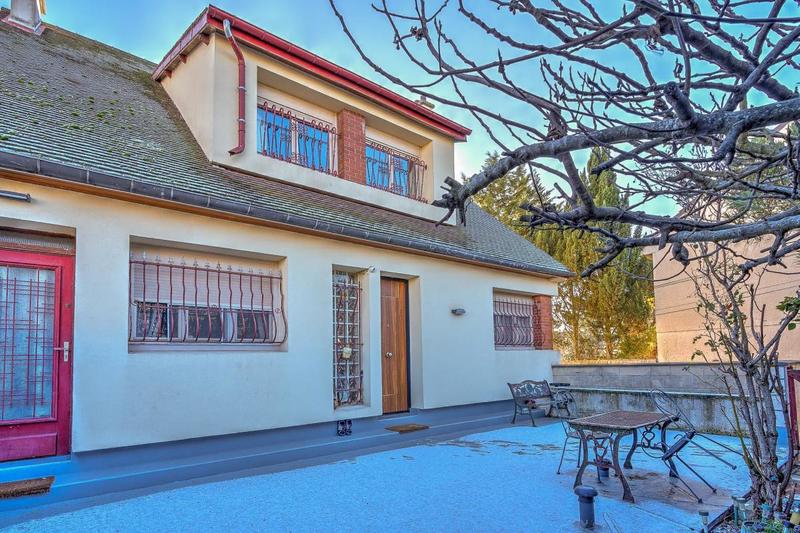 Maison - 285 m² - 10 pièces