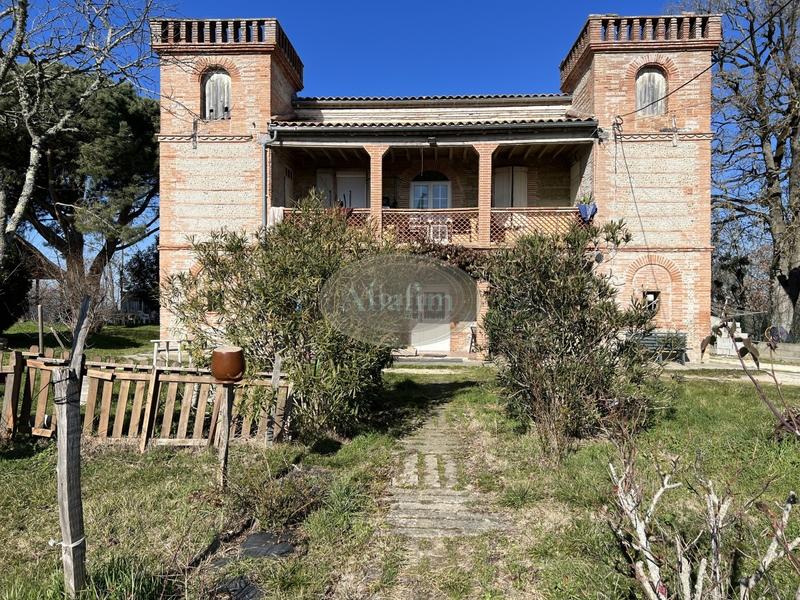 Maison - 706 m² - 22 pièces