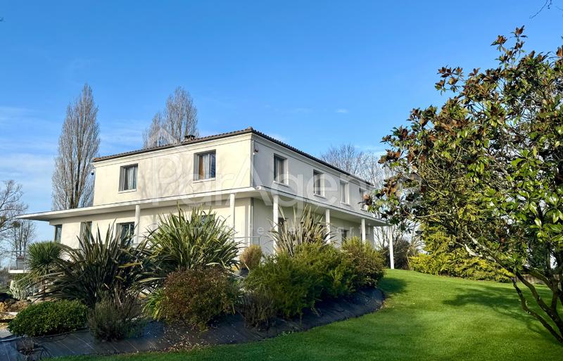 Maison - 290 m² - 9 pièces