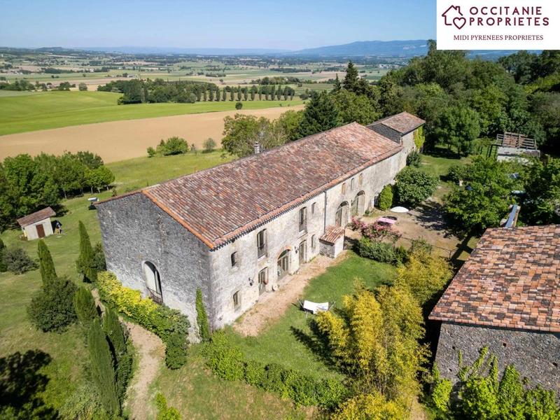 Corps de ferme - 700 m² - 17 pièces
