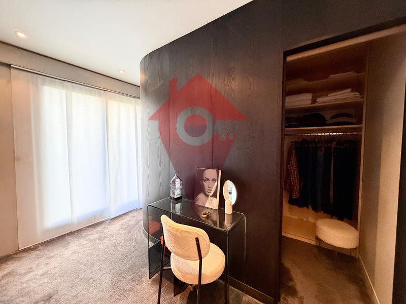 Maison - 204 m² - 9 pièces