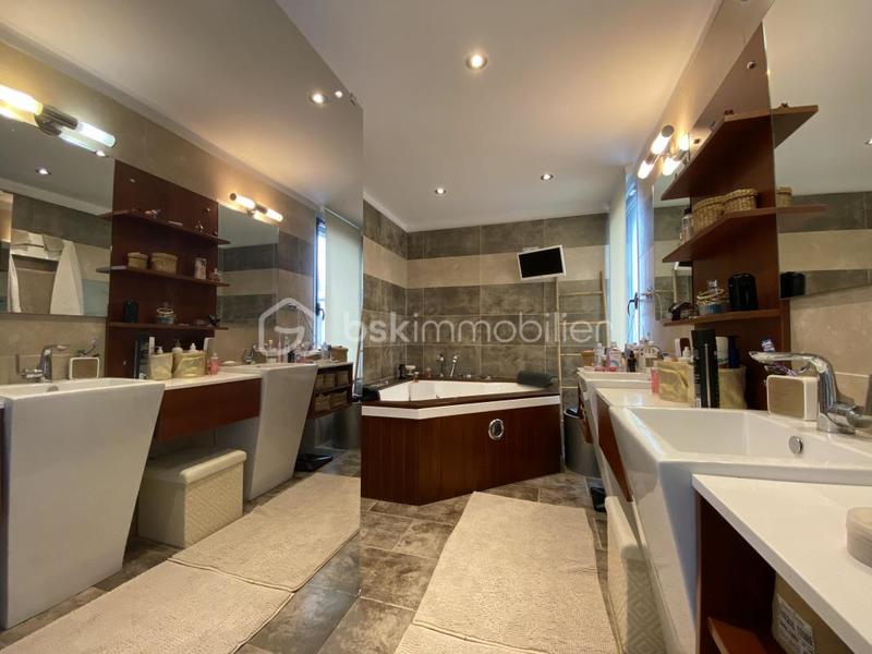 Maison traditionnelle - 260 m² - 8 pièces