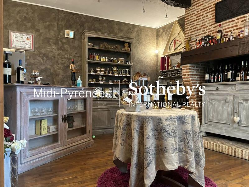 Propriété - 661 m² - 16 pièces