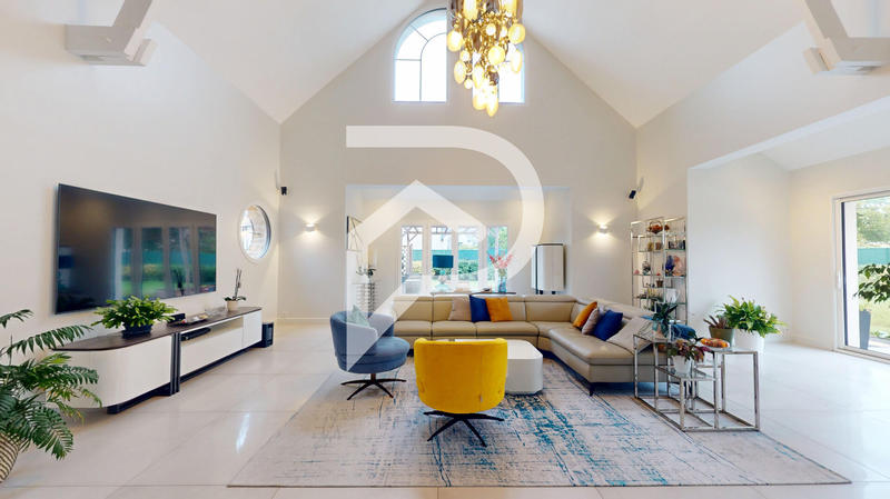 Maison - 270 m² - 8 pièces