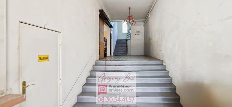 Maison - 1 000 m² - 40 pièces