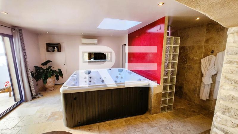 Propriété - 393 m² - 15 pièces