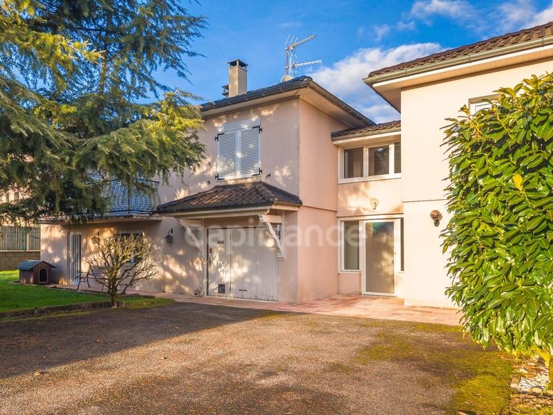 Maison - 230 m² - 6 pièces