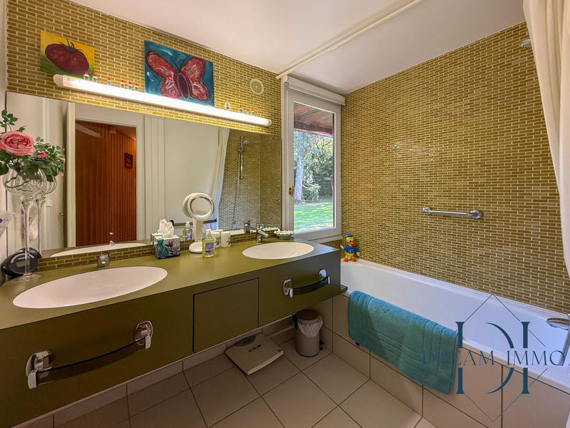 Maison - 210 m² - 8 pièces