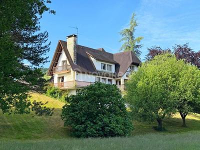 Maison - 241 m² - 8 pièces