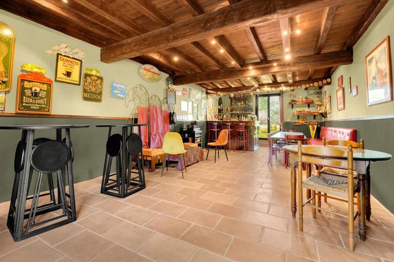 Maison - 300 m² - 11 pièces