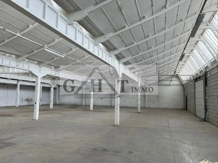Entrepôt - 2 200 m²