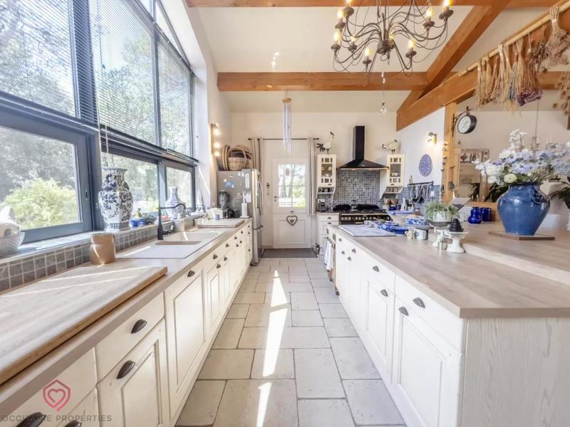 Propriété - 345 m² - 9 pièces