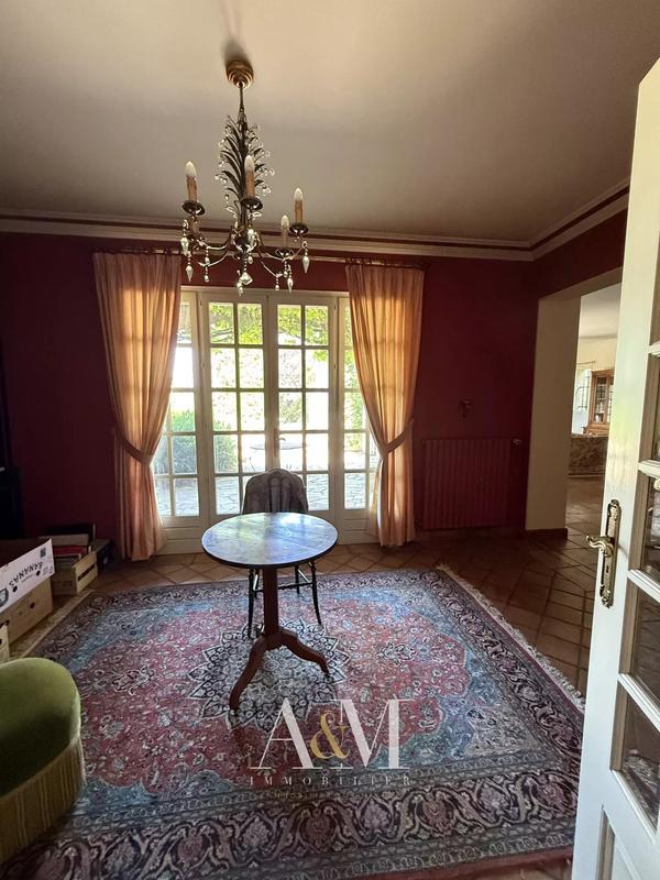 Propriété - 275 m² - 7 pièces