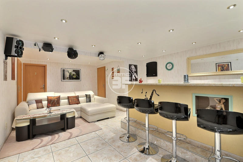 Maison - 232 m² - 7 pièces