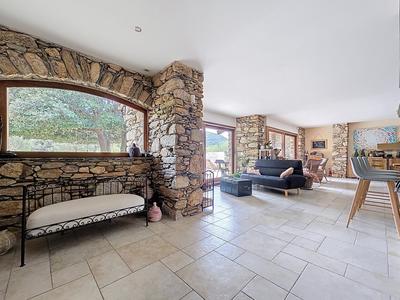 Maison - 220 m² - 7 pièces