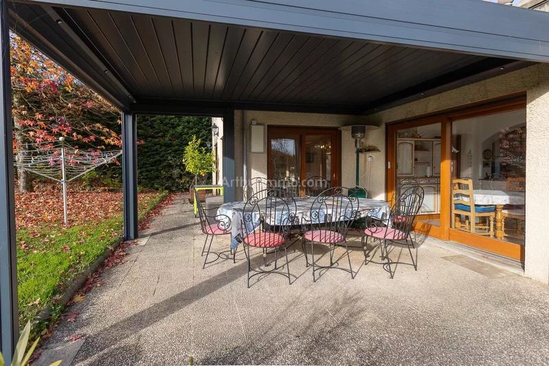 Maison - 225 m² - 9 pièces