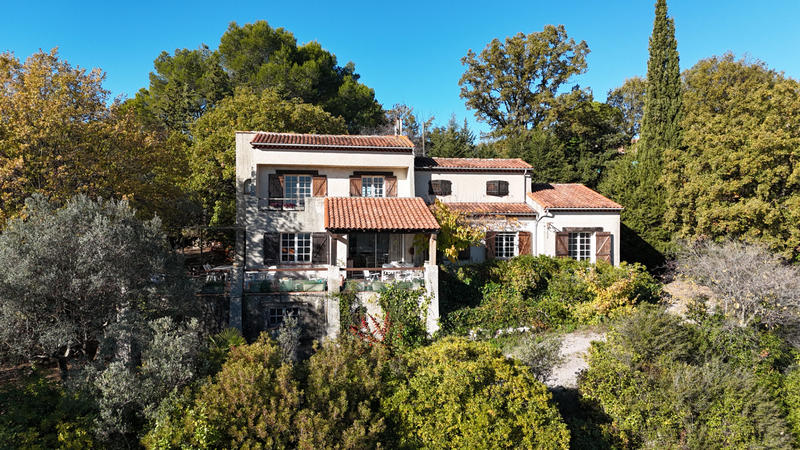 Maison - 303 m² - 8 pièces