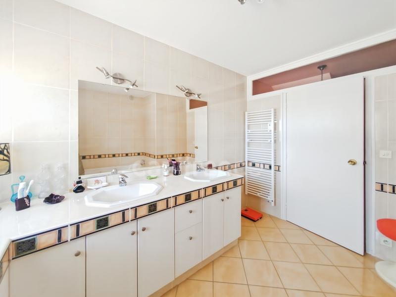 Maison - 201 m² - 7 pièces