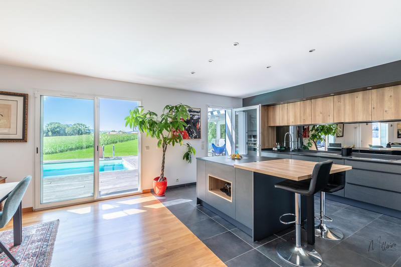 Maison - 294 m² - 9 pièces