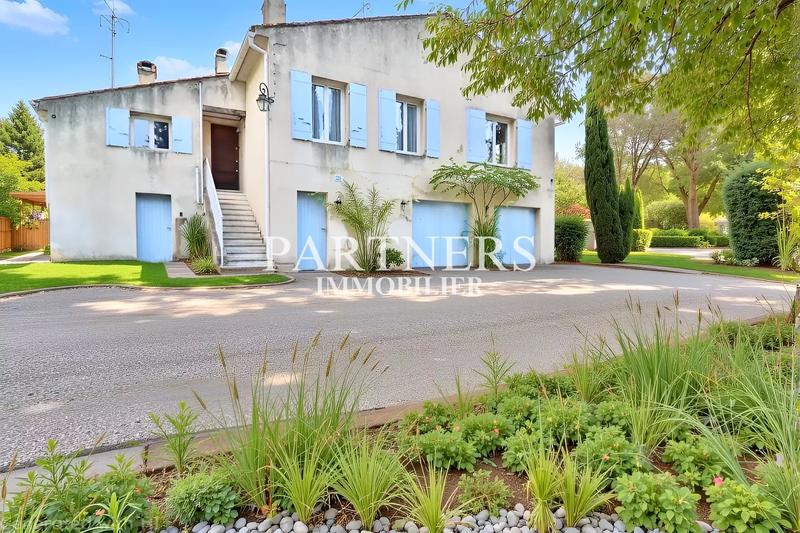 Maison - 365 m² - 11 pièces