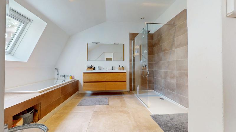 Maison - 215 m² - 7 pièces