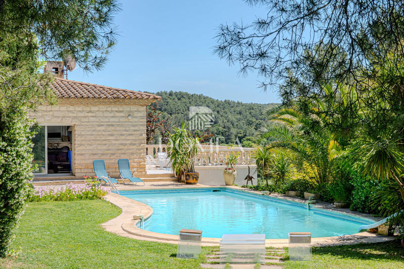 Maison - 463 m² - 15 pièces