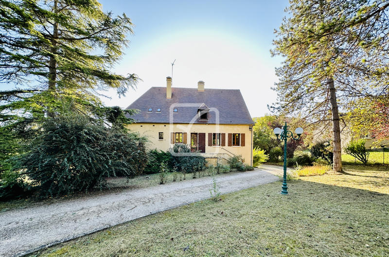 Maison - 250 m² - 11 pièces