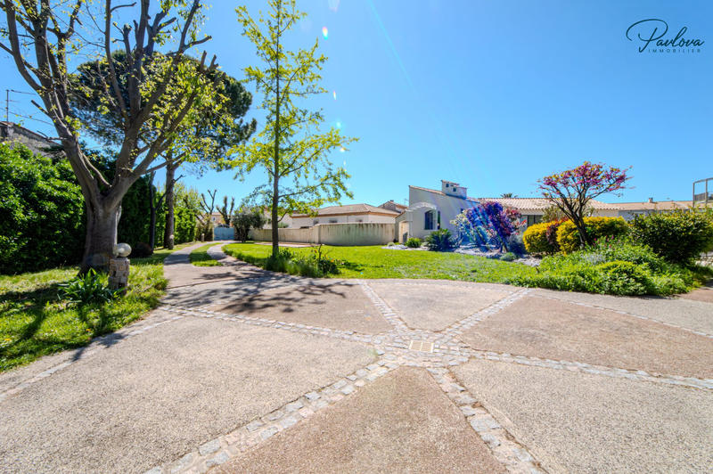 Maison traditionnelle - 280 m² - 6 pièces