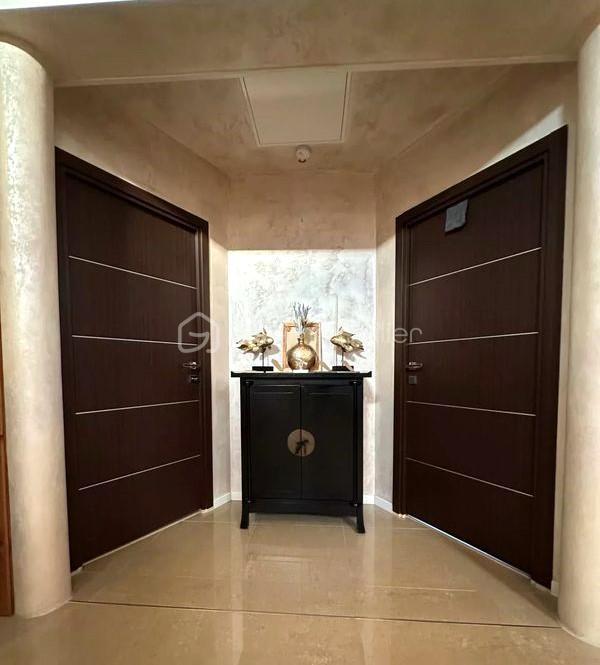 Maison - 239 m² - 8 pièces