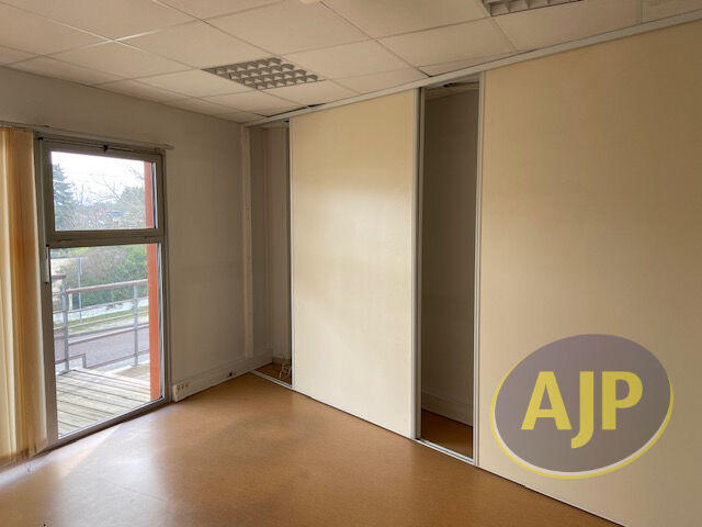 Local d'activité / Entrepôt - 173 m² - 7 pièces