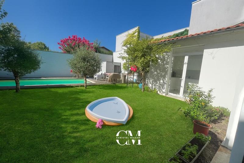 Maison - 240 m² - 8 pièces