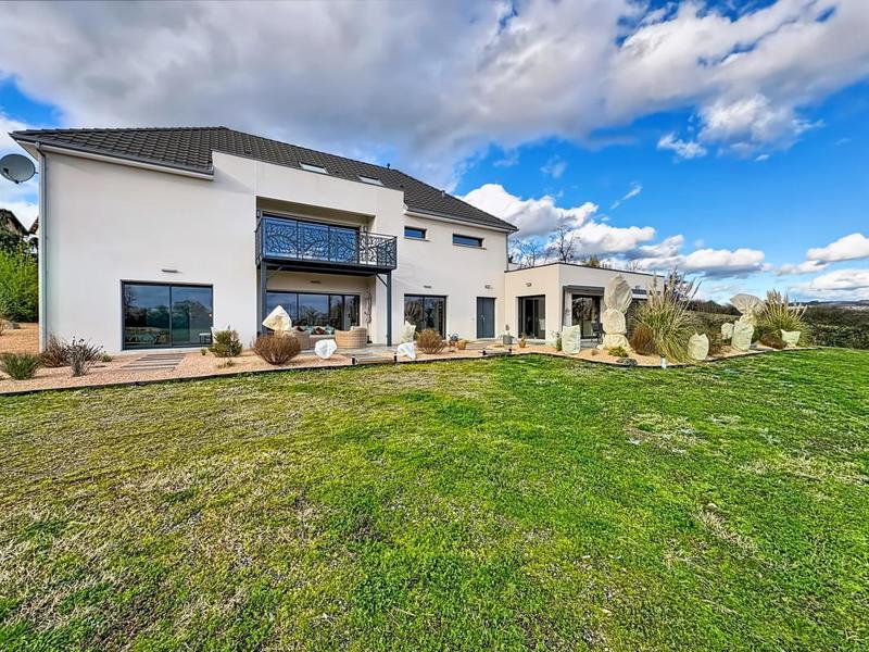 Maison - 260 m² - 10 pièces