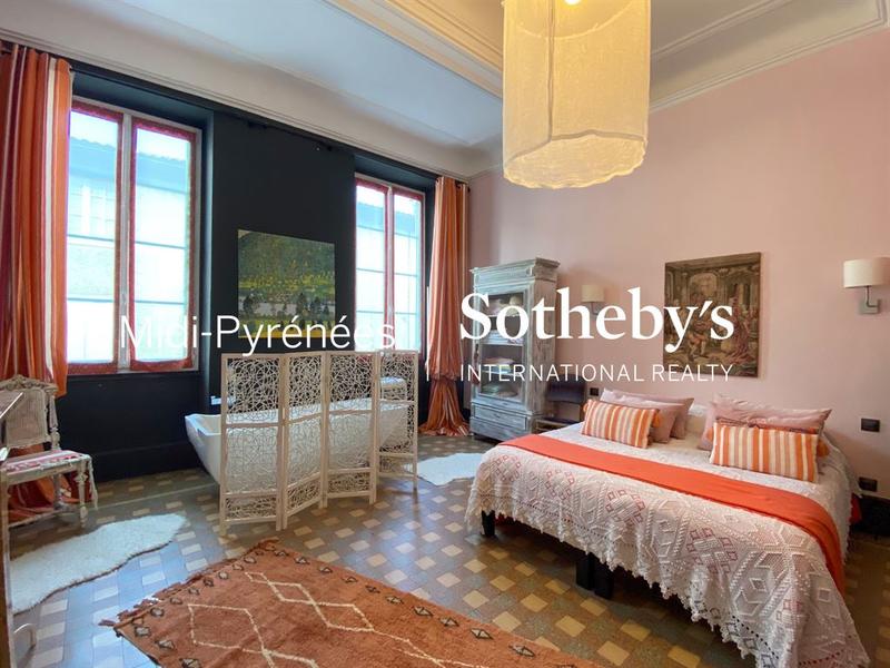 Maison - 465 m² - 10 pièces