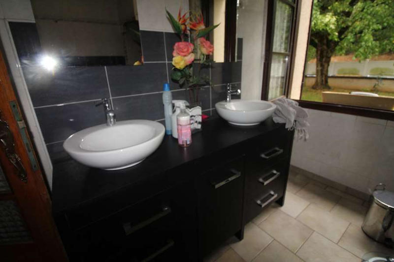 Maison - 235 m² - 9 pièces