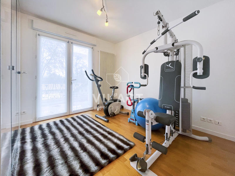 Maison - 330 m² - 9 pièces