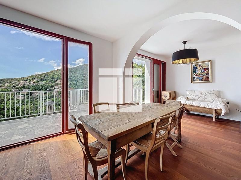 Villa - 200 m² - 9 pièces