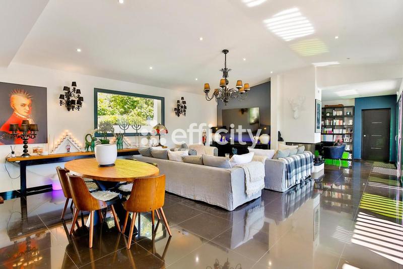 Villa - 300 m² - 10 pièces