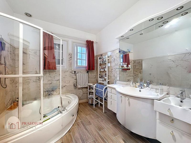 Maison - 202 m² - 8 pièces