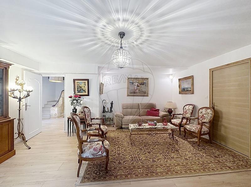 Maison - 204 m² - 8 pièces